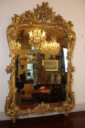 Grand miroir à parecloses en bois doré, époque Louis XV - Miroirs, Trumeaux Style Louis XV