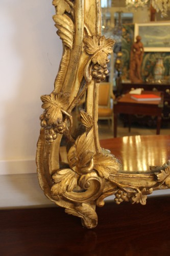 Miroirs, Trumeaux  - Grand miroir à parecloses en bois doré, époque Louis XV