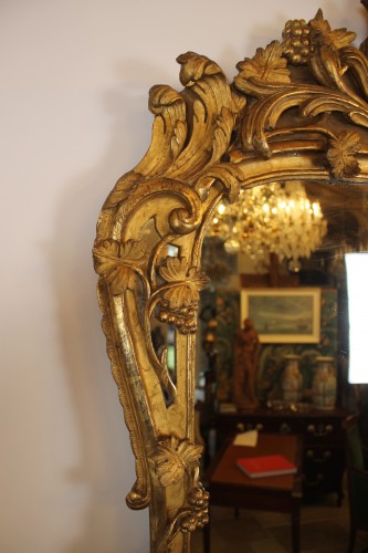 XVIIIe siècle - Grand miroir à parecloses en bois doré, époque Louis XV