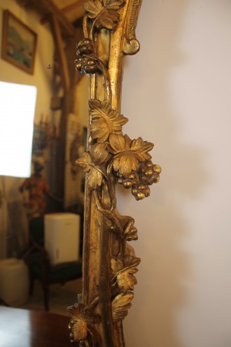 Antiquités - Grand miroir à parecloses en bois doré, époque Louis XV