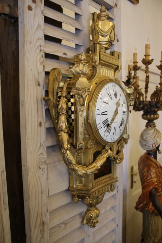 Cartel d'applique en bronze doré époque Louis XVI, le cadran signé LACAN A PARIS - Antiquités Thierry Martin