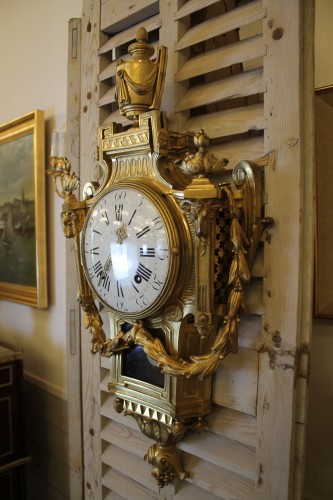 XVIIIe siècle - Cartel d'applique en bronze doré époque Louis XVI, le cadran signé LACAN A PARIS