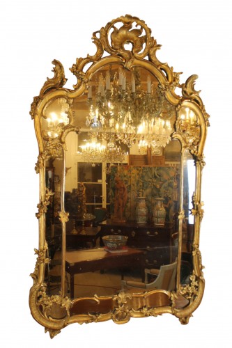 Important miroir à parecloses en bois doré, époque Louis XV