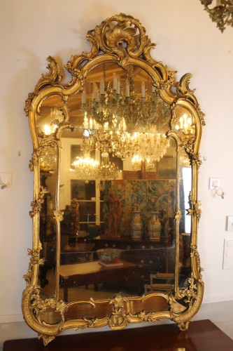 Important miroir à parecloses en bois doré, époque Louis XV - Miroirs, Trumeaux Style Louis XV