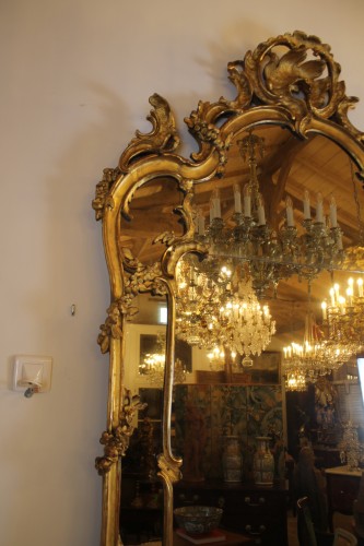 Important miroir à parecloses en bois doré, époque Louis XV - Antiquités Thierry Martin