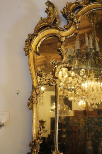 Antiquités - Important miroir à parecloses en bois doré, époque Louis XV