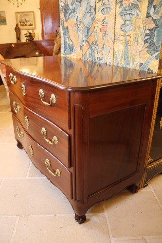 Mobilier Commode - Commode Nantaise en acajou massif, époque Louis XV