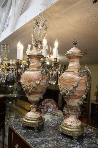 Paire de vases couverts en marbre