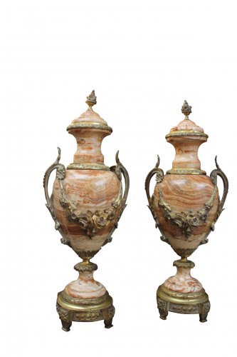 Paire de vases couverts en marbre