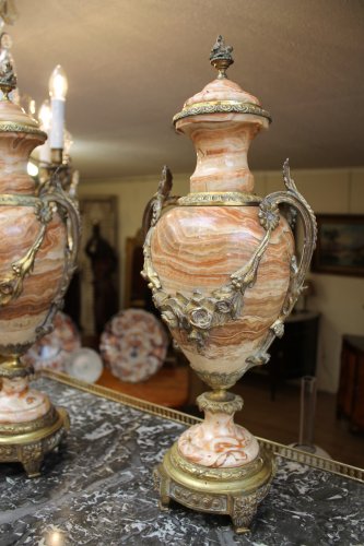 Objet de décoration Cassolettes, coupe et vase - Paire de vases couverts en marbre