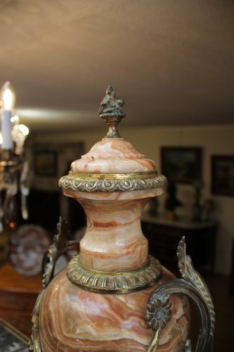 Napoléon III - Paire de vases couverts en marbre