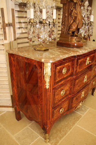 XVIIIe siècle - Commode marquetée d'époque Transition