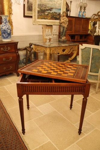 Table tric-trac, travail bordelais d'époque Louis XVI - Mobilier Style Louis XVI