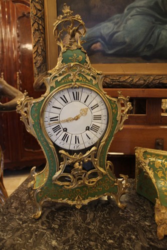 Cartel et sa console en corne verte, époque Louis XV - Horlogerie Style Louis XV