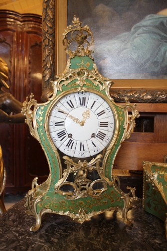 Horlogerie Cartel - Cartel et sa console en corne verte, époque Louis XV