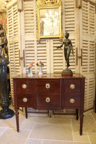 XVIIIe siècle - Commode sauteuse Louis XVI en acajou massif, Bordeaux fin XVIIIe siècle