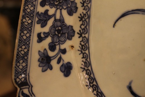 Paire de plats en porcelaine bleu et blanc, Chine XVIIIe siècle - Céramiques, Porcelaines Style 