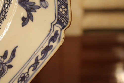 Céramiques, Porcelaines  - Paire de plats en porcelaine bleu et blanc, Chine XVIIIe siècle