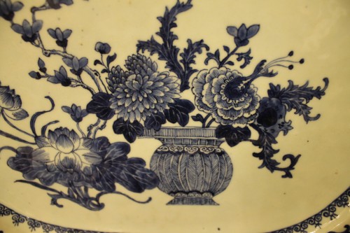 XVIIIe siècle - Paire de plats en porcelaine bleu et blanc, Chine XVIIIe siècle