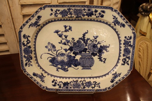 Paire de plats en porcelaine bleu et blanc, Chine XVIIIe siècle - 