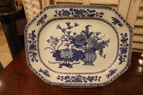  - Paire de plats en porcelaine bleu et blanc, Chine XVIIIe siècle