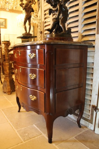 XVIIIe siècle - Petite commode d'époque Louis XV en acajou massif