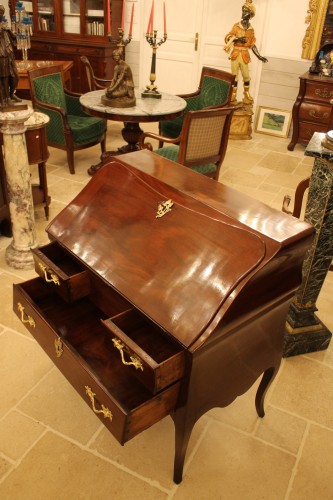 Antiquités - Bureau de pente en acajou massif, époque Louis XV