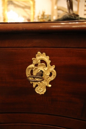 Antiquités - Commode Louis XV en acajou massif, travail Nantais du XVIIIe siècle