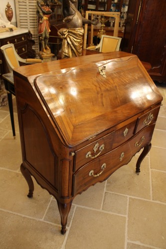 Louis XV - Bureau de pente provencal en noyer, époque Louis XV