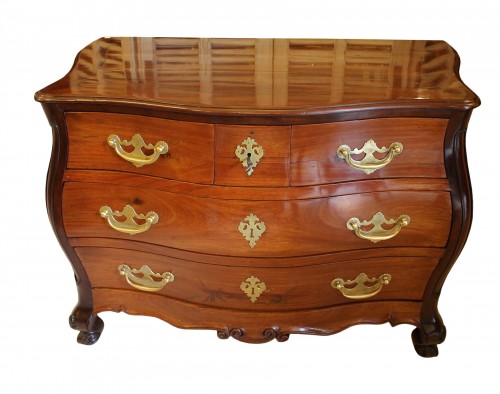 Commode galbée en bois précieux massifs, travail Rochelais d'époque Louis XV