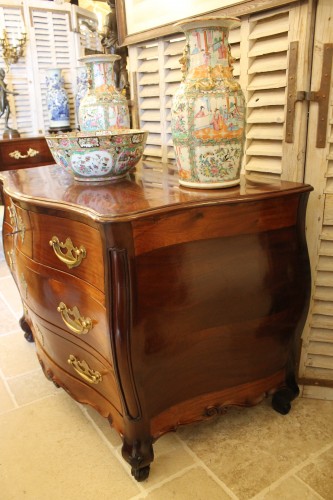 XVIIIe siècle - Commode galbée en bois précieux massifs, travail Rochelais d'époque Louis XV