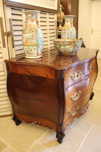 Commode galbée en bois précieux massifs, travail Rochelais d'époque Louis XV - Louis XV