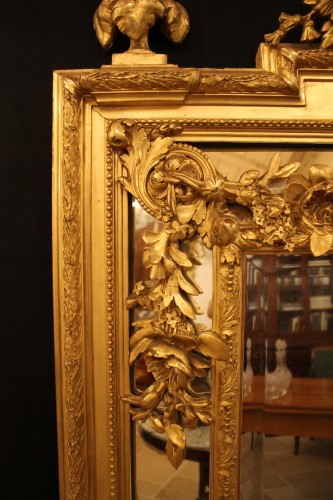 XIXe siècle - Grand miroir à parecloses en bois et stuc doré, époque Napoléon III