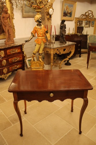 Mobilier Table & Guéridon - Table Louis XV en acajou et gaïac, travail Rochelais du XVIIIe siècle