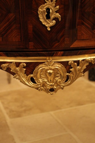 Antiquités - Commode sauteuse marquetée, époque Régence