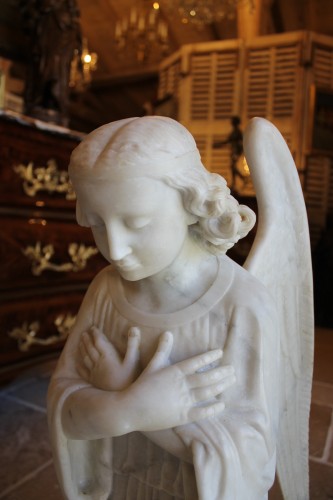 XIXe siècle - Deux anges adorateurs en marbre de Carrare, époque XIXe siècle