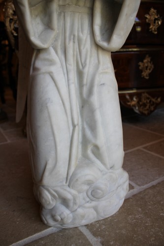 Deux anges adorateurs en marbre de Carrare, époque XIXe siècle - 