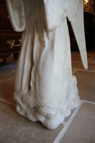 Antiquités - Deux anges adorateurs en marbre de Carrare, époque XIXe siècle