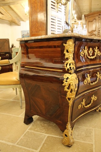 Commode tombeau marquetée de palissandre, époque Régence - Antiquités Thierry Martin