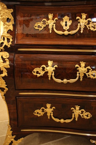 XVIIIe siècle - Commode tombeau marquetée de palissandre, époque Régence