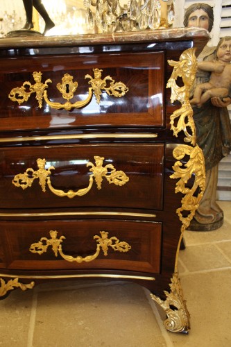 Commode tombeau marquetée de palissandre, époque Régence - Régence