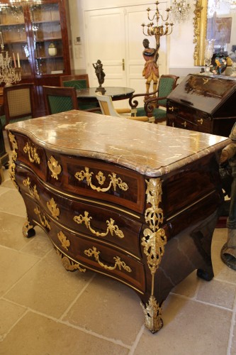 Régence - Commode tombeau marquetée de palissandre, époque Régence