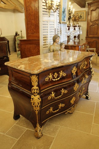 Antiquités - Commode tombeau marquetée de palissandre, époque Régence