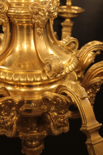 Luminaires Lustre - Important lustre en bronze doré, modèle de Cressent