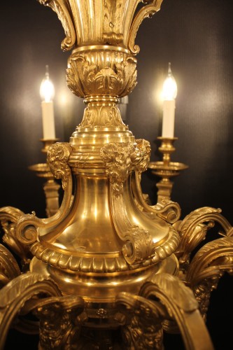  - Important lustre en bronze doré, modèle de Cressent