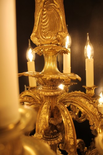 XIXe siècle - Important lustre à 24 feux en bronze ciselé et doré, époque Napoléon III