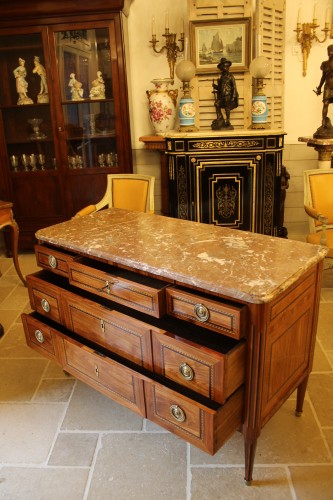 Commode à ressaut marquetée de bois de rose, époque Louis XVI - Mobilier Style Louis XVI