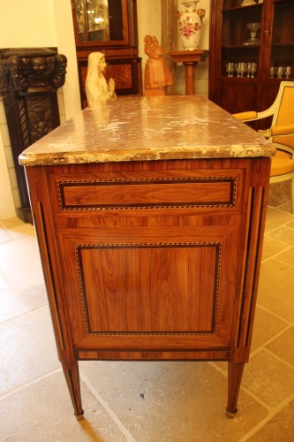 Mobilier Commode - Commode à ressaut marquetée de bois de rose, époque Louis XVI