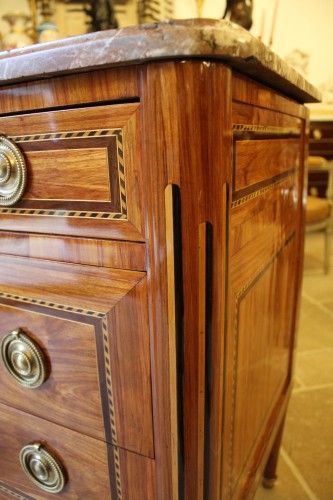 Antiquités - Commode à ressaut marquetée de bois de rose, époque Louis XVI