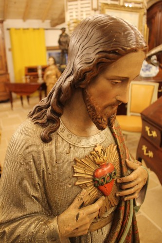Antiquités - Grande statue du Sacré Coeur de Jésus en bois polychrome, milieu du XIXe siècle
